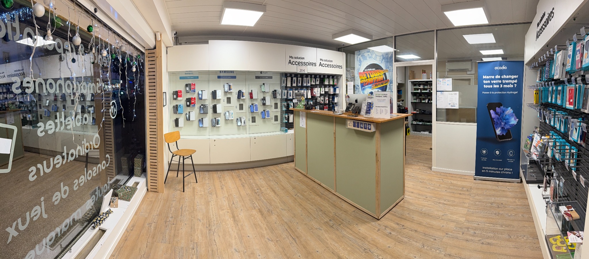 L’intérieur de la boutique Bricophones Vendée, son comptoir et ses accessoires